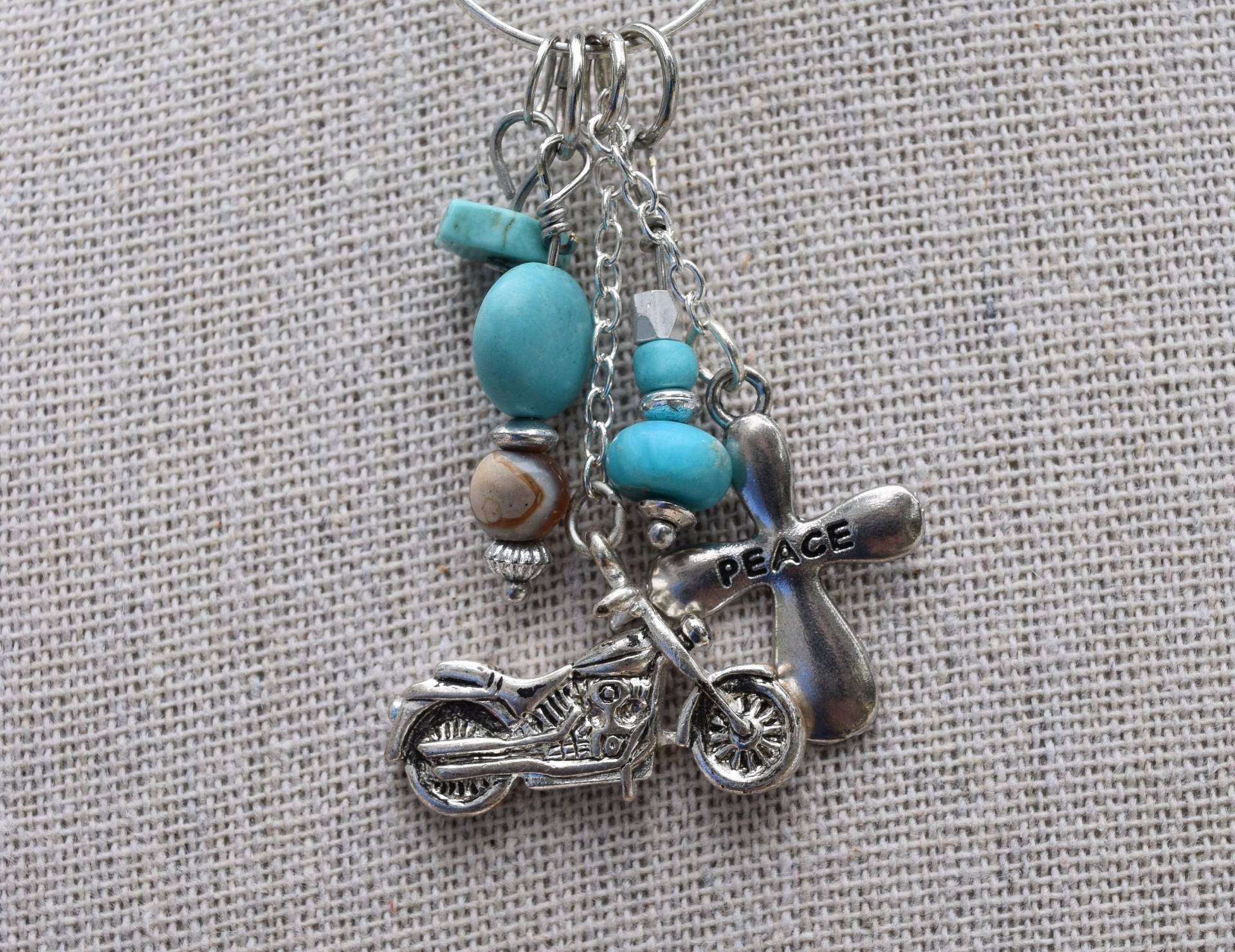 Frieden Auf Offener Straße Motorrad Halskette in Türkis Und Silber Frieden Auf Offener Straße Motorrad Halskette in Türkis Und Silber von TimeMachineJewelry