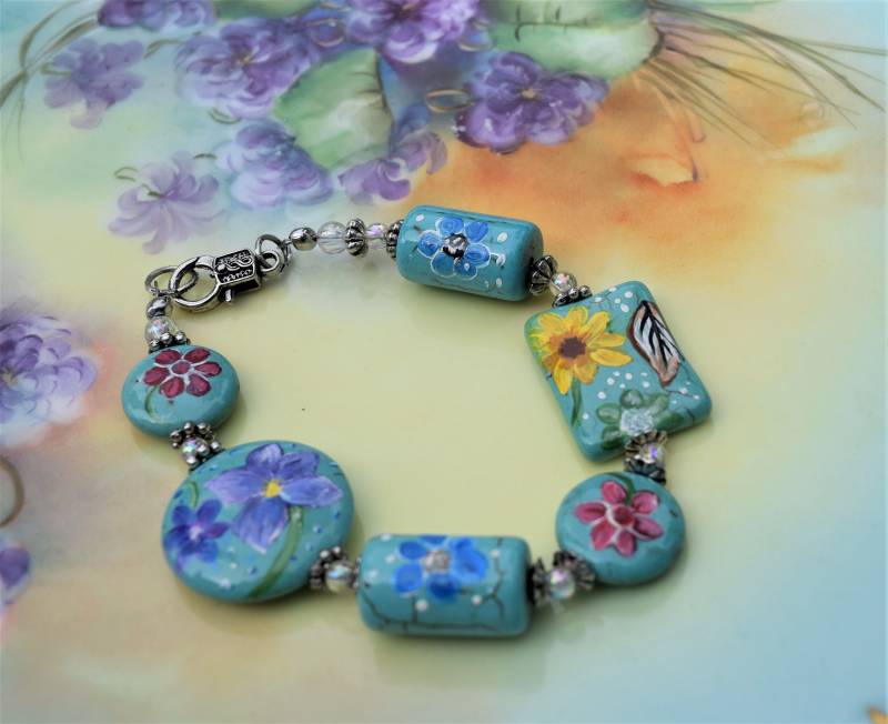 Frühling Garten Hand Bemalt Blaue Perle Armband von TimeMachineJewelry