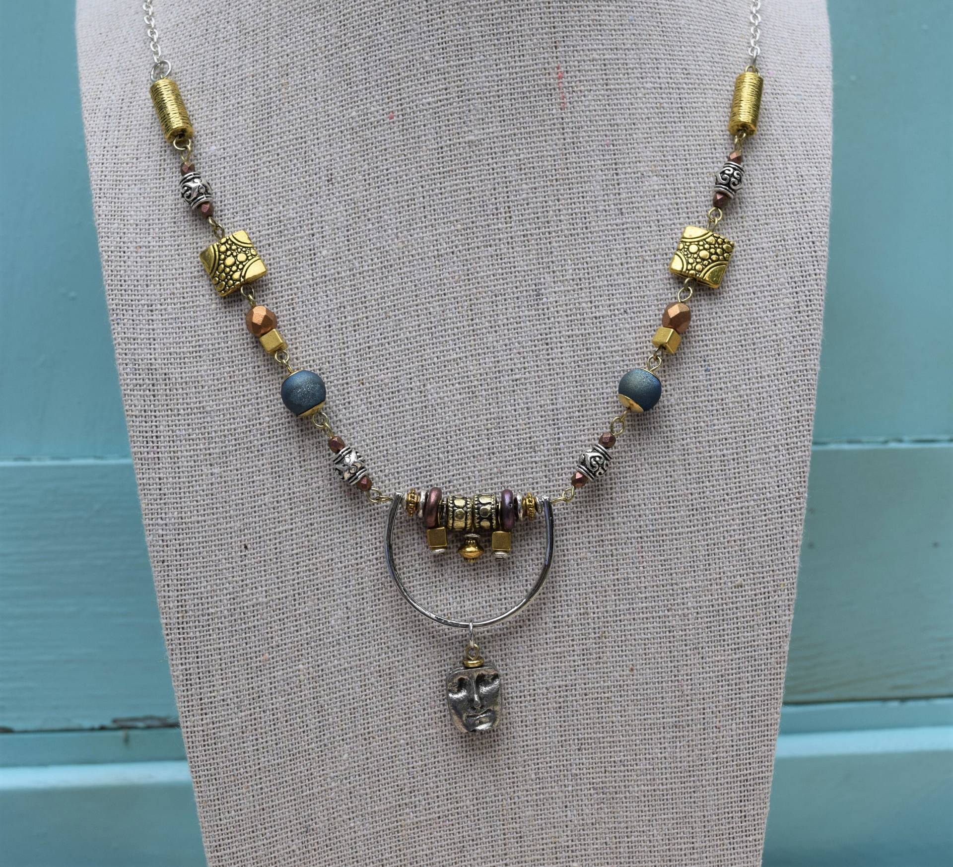 Prometheus Statement Halskette Avant Garde Mit Gesicht von TimeMachineJewelry