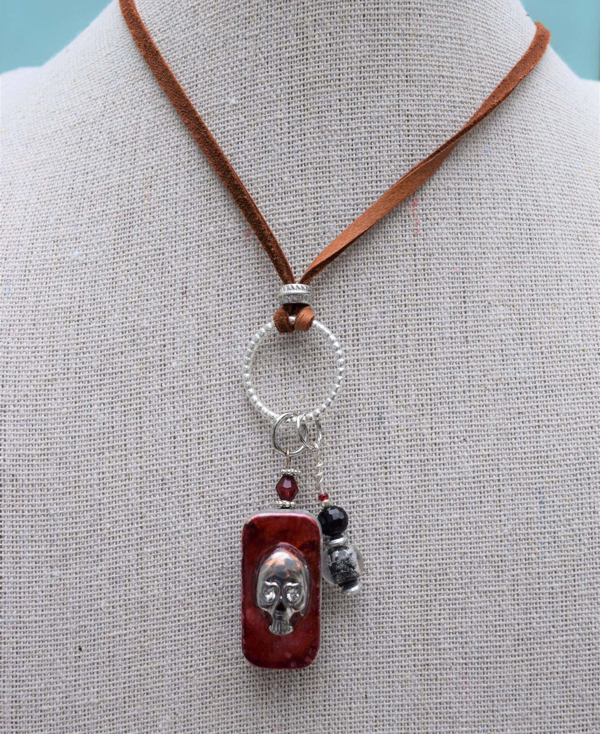 Upcycled Schädel Medaillon in Rot, Schwarz Und Silber Upcycled Schädel Medaillon in Rot, Schwarz Und Silber von TimeMachineJewelry