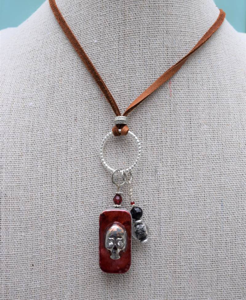 Upcycled Schädel Medaillon in Rot, Schwarz Und Silber Upcycled Schädel Medaillon in Rot, Schwarz Und Silber von TimeMachineJewelry
