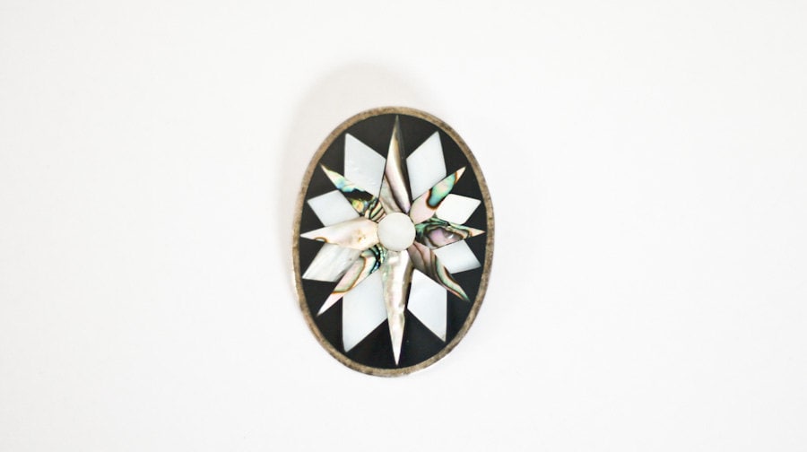 Vintage Brosche. Schmuck. Mode Accessoires. Perlmutt. Metall. Mexiko. Oval. Geometrisch. Stern Anhänger von TimeMade