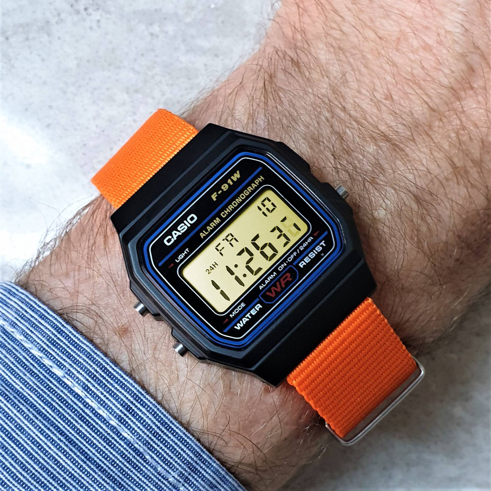 Casio F-91 Armbanduhr Neon Orange Nylon-Armband, Anpassbares Farbdisplay Casio F-91 Armbanduhr Neon Orange Nylon-Armband, Anpassbares Farbdisplay von TimeModified