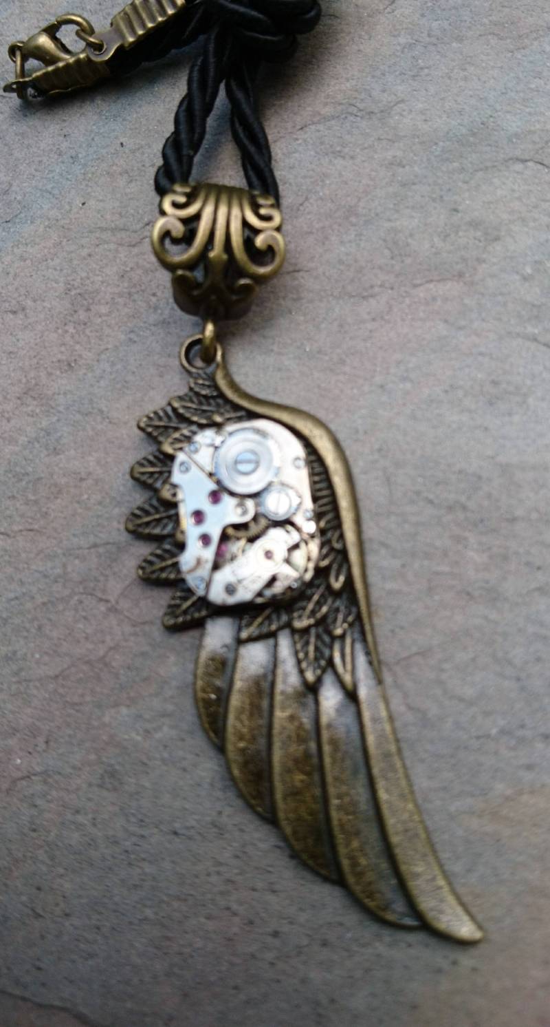 steampunk-Bronze-Flügel-Anhänger Mit Vintage Uhr Bewegung von TimeTideArtWear
