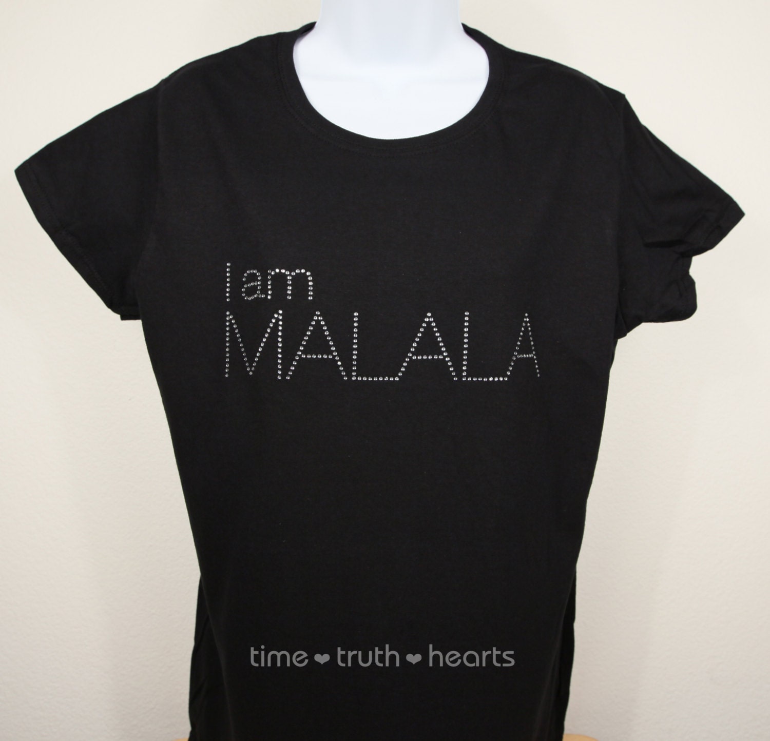 I Am Malala Logo | 10, 25" X 3, 5" - Brilliantes Klares Oder Rotes Strass T-Shirt, Tank Top Hoodie Kostenloser Versand in Den Usa I Am Malala Logo | 10, 25" X 3, 5" - Brilliantes Klares Oder Rotes Strass T-Shirt, Tank Top Hoodie Kostenloser Versand in Den Usa von TimeTruthHeartsNet