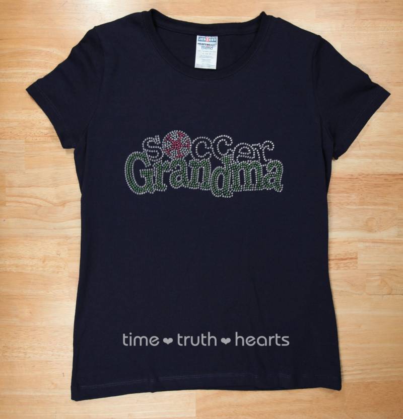 Fußball-Großmutter | 10 "x 4, 25" Strass-T-Shirt Oder Hoodie - Ihre Wahl Von 6 Stilen Kostenloser Versand in Den Usa" Fußball-Großmutter | 10 "x 4, 25" Strass-T-Shirt Oder Hoodie - Ihre Wahl Von 6 Stilen Kostenloser Versand in Den Usa" von TimeTruthHeartsOrg