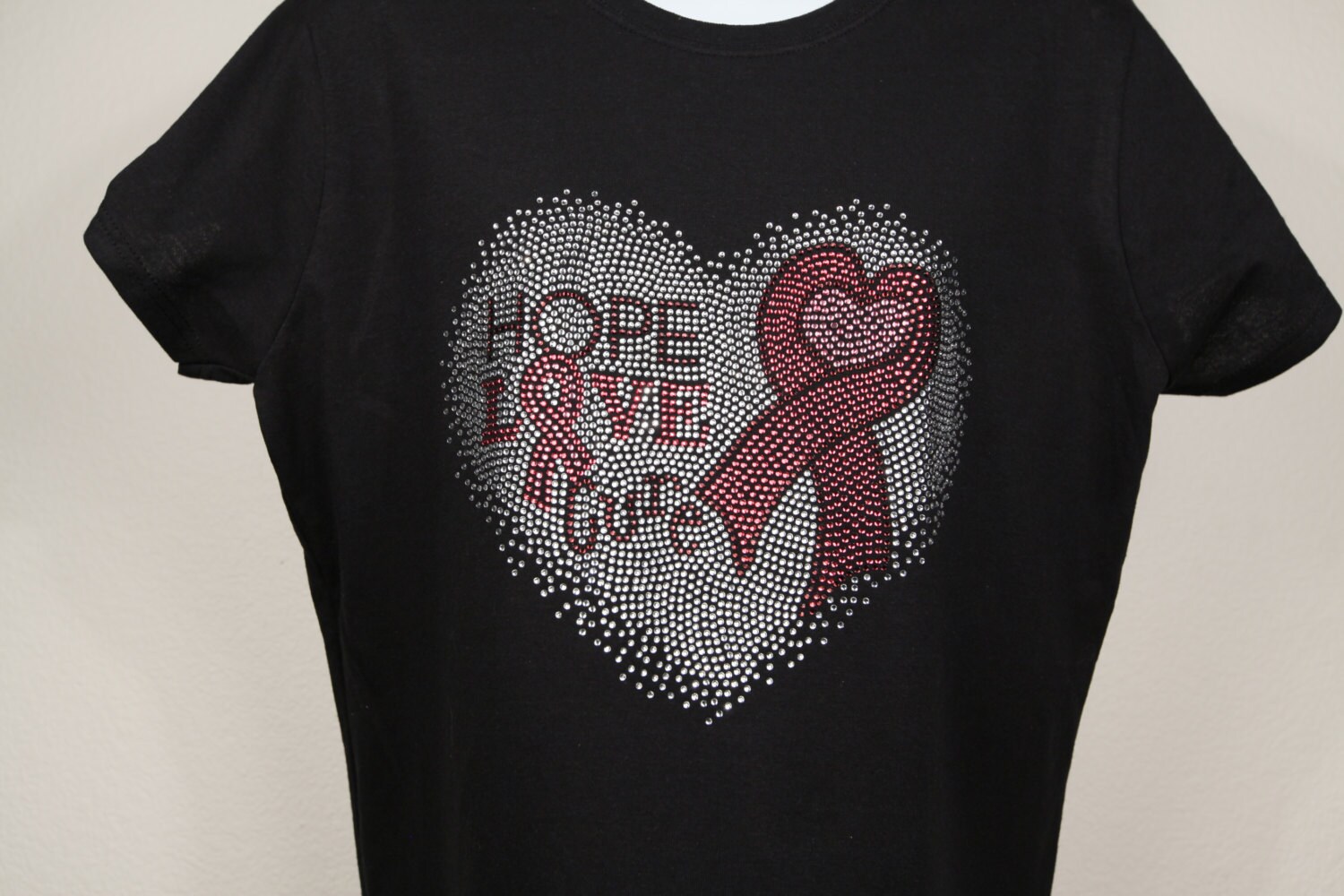 Hope, Love, Cure Logo | 10 "x 8, 5" - Strass T-Shirt Kostenloser Versand in Den Usa Hope, Love, Cure Logo | 10 "x 8, 5" - Strass T-Shirt Kostenloser Versand in Den Usa von TimeTruthHeartsOrg