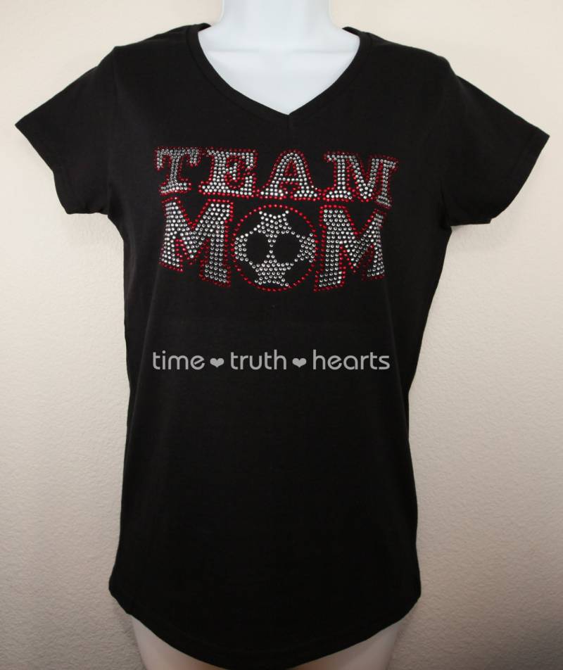 Team Mom-Soccer | 8, 75 "x 5" Strass T-Shirt Oder Hoodie - 6 Styles Zur Auswahl Kostenloser Versand in Den Usa Team Mom-Soccer | 8, 75 "x 5" Strass T-Shirt Oder Hoodie - 6 Styles Zur Auswahl Kostenloser Versand in Den Usa von TimeTruthHeartsOrg