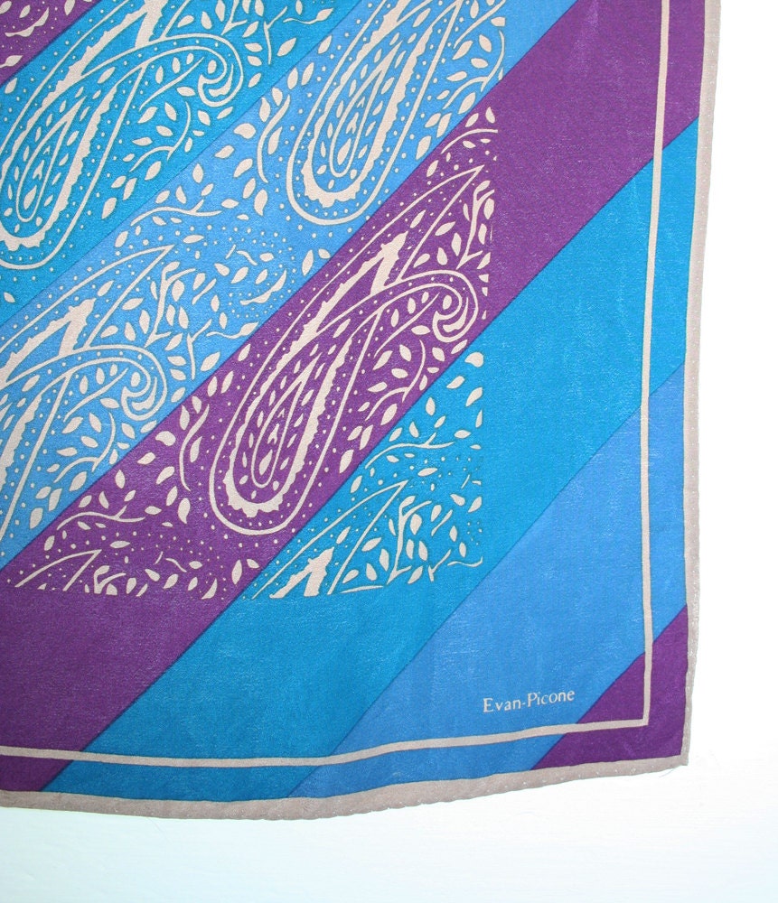 Evan Picone Vintage Seidentuch. Seidentuch Blau, Lila, Gold, Paisley, Diagonale Streifen, 80Er Jahre Evan Picone Vintage Seidentuch. Seidentuch Blau, Lila, Gold, Paisley, Diagonale Streifen, 80Er Jahre von TimeValley