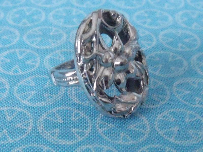 Art Noveau Sterling Floral Ring-Größe 4 1/2 Art Noveau Sterling Floral Ring-Größe 4 1/2 von TimeVices