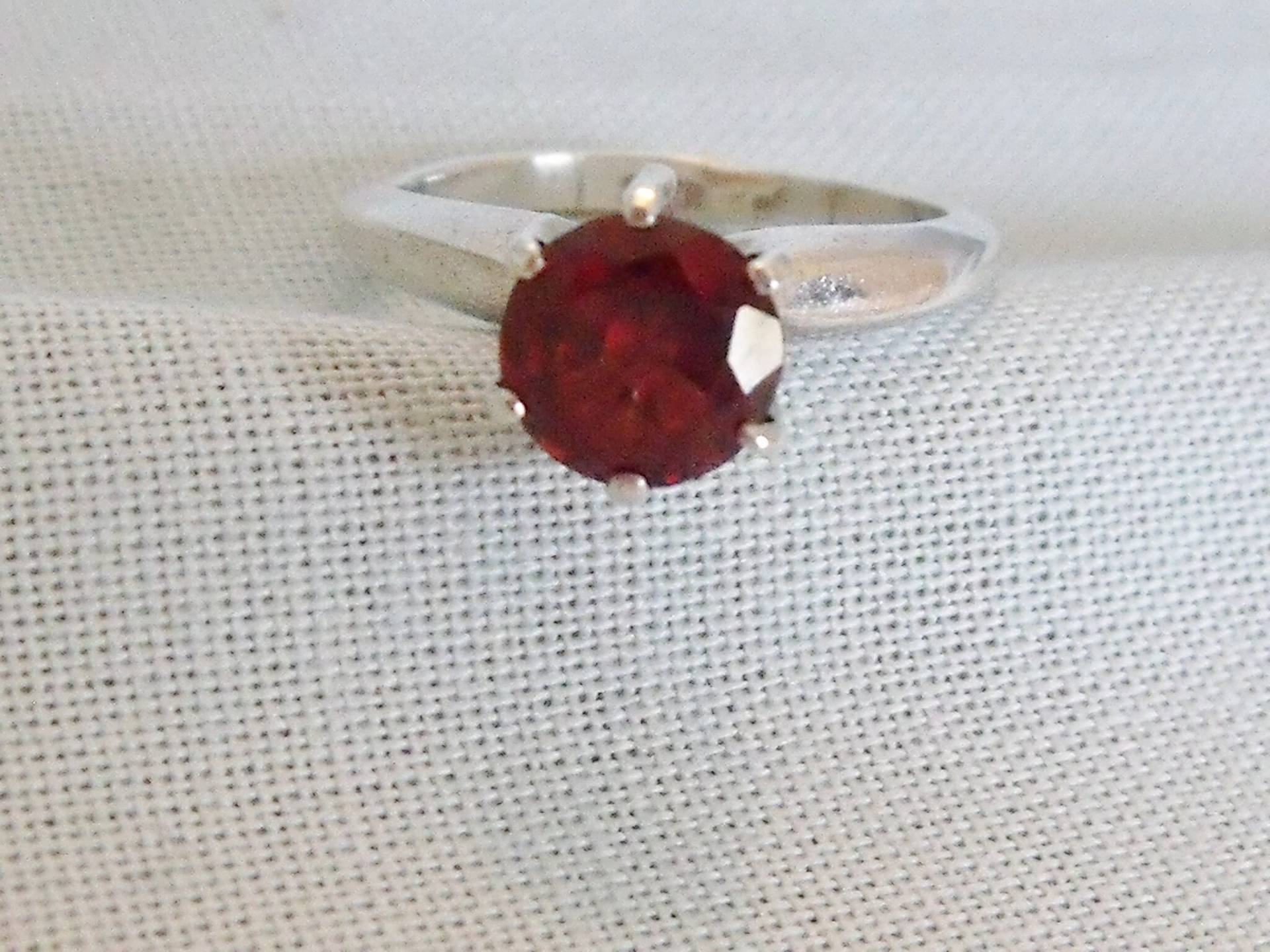 Einzigen Stein Sterling Granat Ring Größe 3 Einzigen Stein Sterling Granat Ring Größe 3 von TimeVices