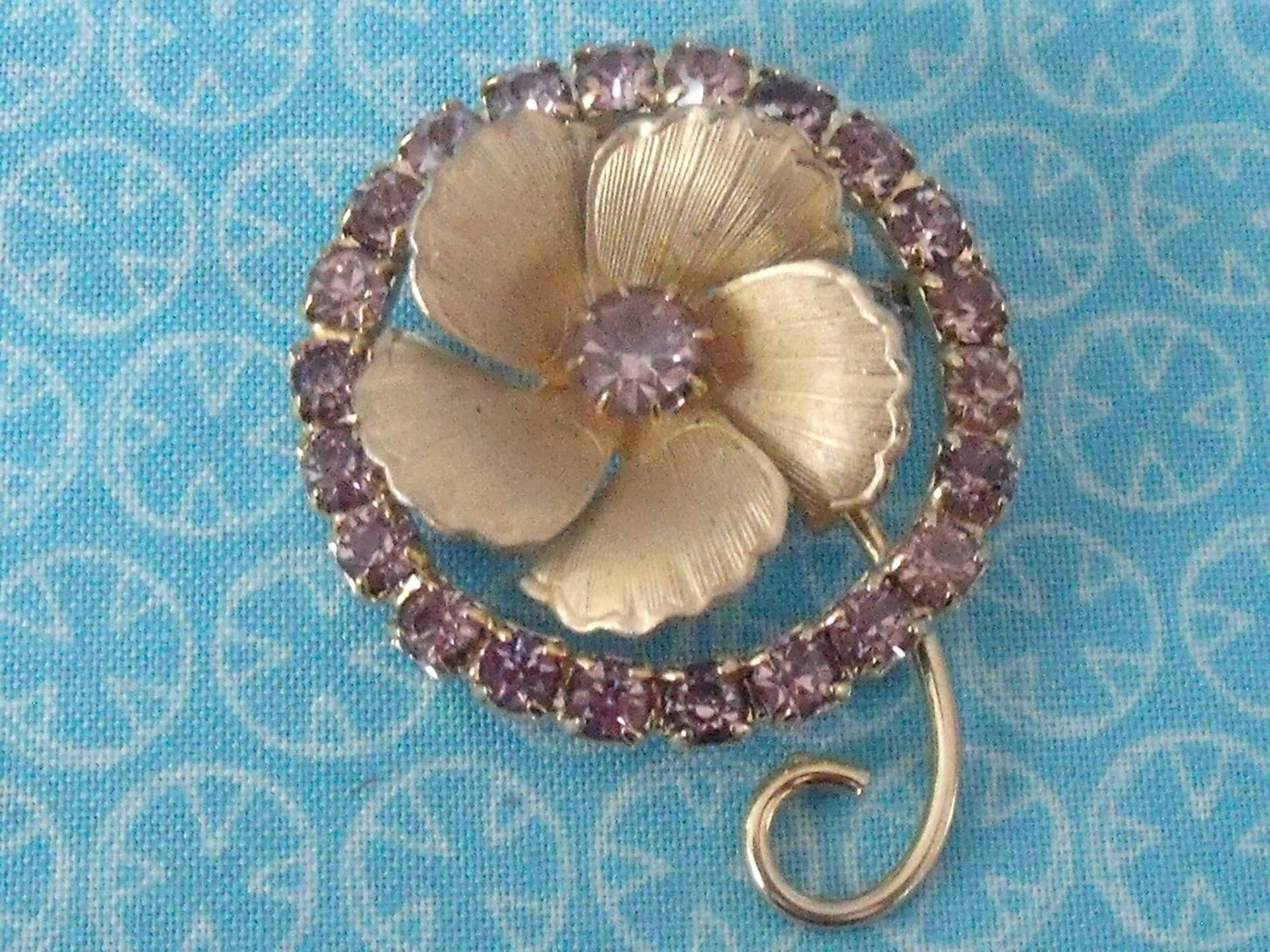 Floral Rosa Strass Mode Pin Gold-Einstellung Floral Rosa Strass Mode Pin Gold-Einstellung von TimeVices