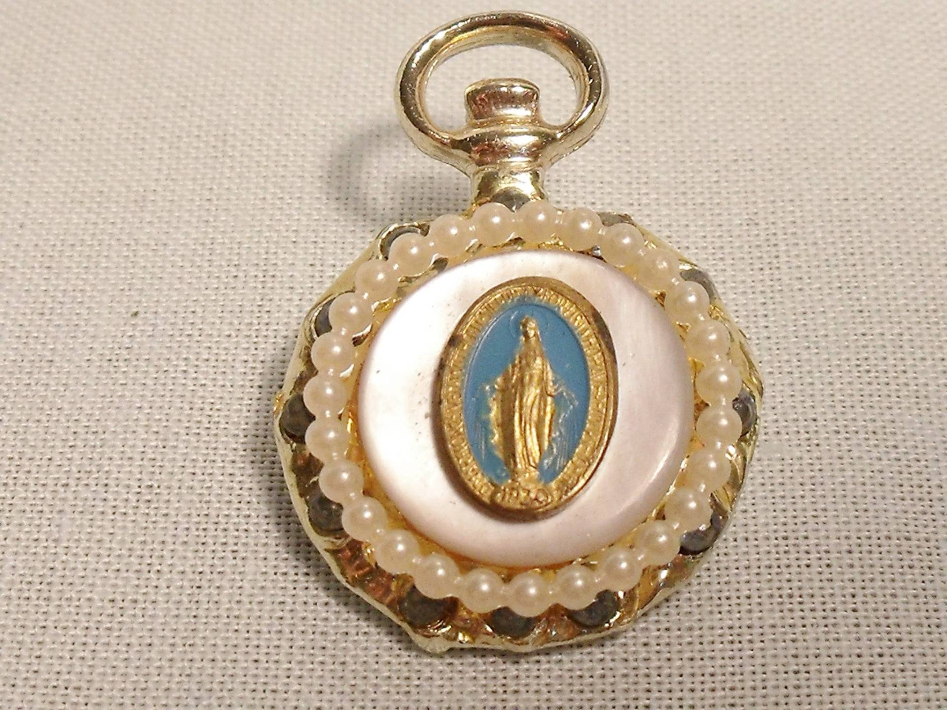 Jungfrau Maria Religiöse Anstecknadel Perlmutt Perlen Strass Jungfrau Maria Religiöse Anstecknadel Perlmutt Perlen Strass von TimeVices