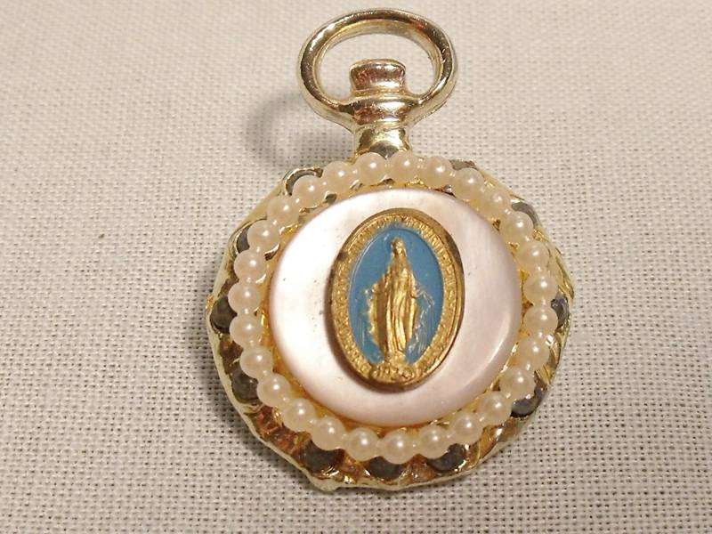 Jungfrau Maria Religiöse Anstecknadel Perlmutt Perlen Strass Jungfrau Maria Religiöse Anstecknadel Perlmutt Perlen Strass von TimeVices