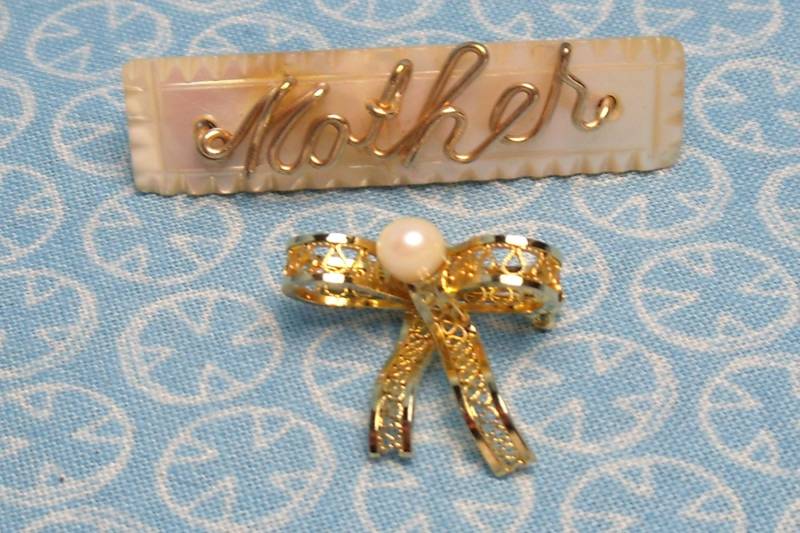 Vintage Mutter Pin & Kulturperle 14 Kt Gold Filled Schleife Anstecknadel Vintage Mutter Pin & Kulturperle 14 Kt Gold Filled Schleife Anstecknadel von TimeVices