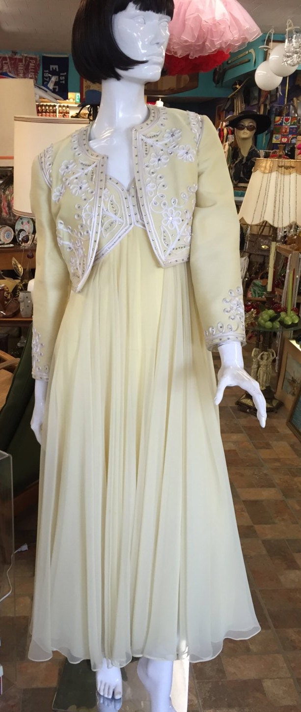 Jahrgang 1960 Albert Maurice Detroit Formale Chiffon Butter Gelb Kleid Passenden Bolo Jacke von TimeWarpLLC