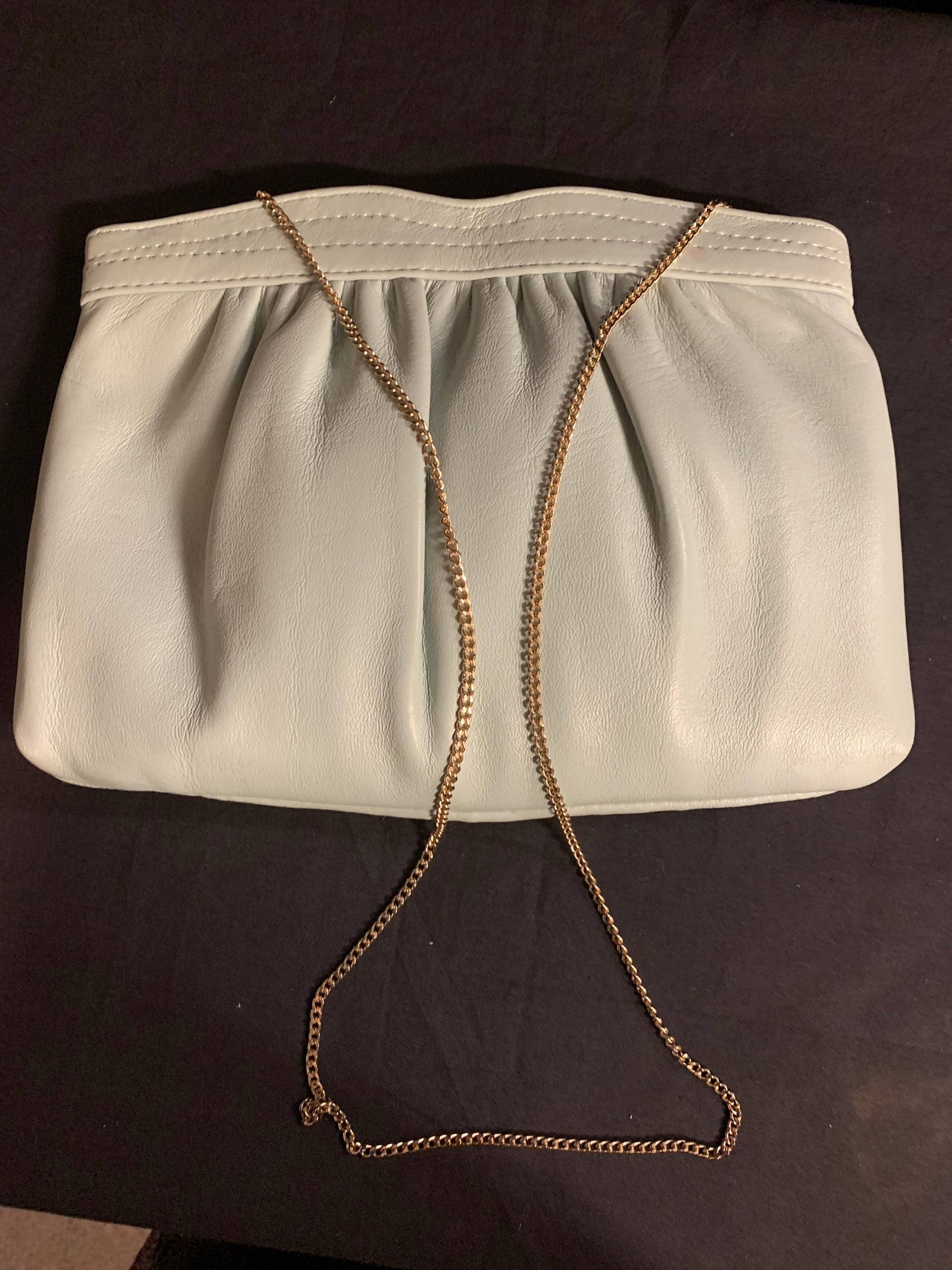 Jahrgang 1980 Robin S Ei Blau Anden Hinged Mund Kupplung Geldbörse Mit Goldton Kette Riemen von TimeWarpLLC