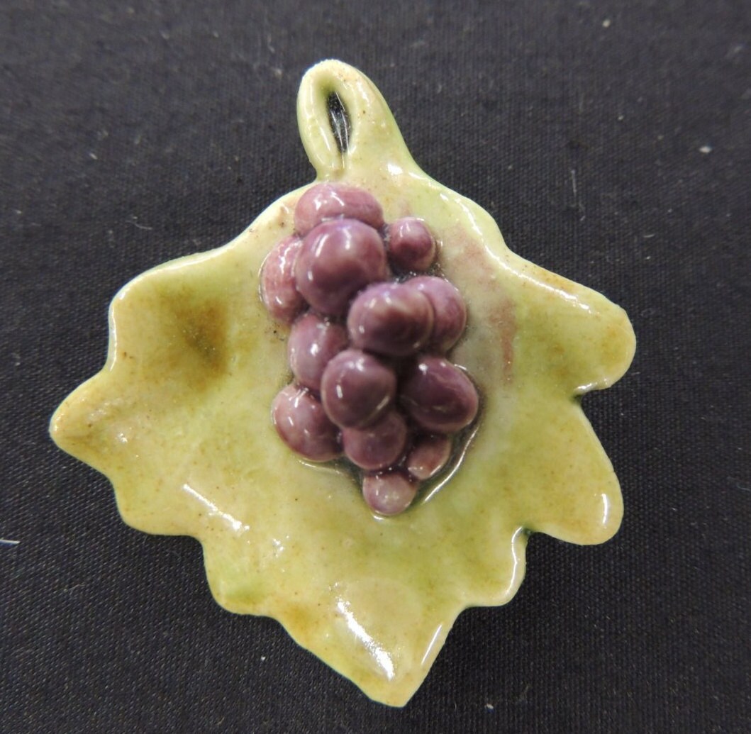 Keramik Bemalt Trauben/Beeren Und Trauben/Berry Blatt Brosche von TimeWarpLLC