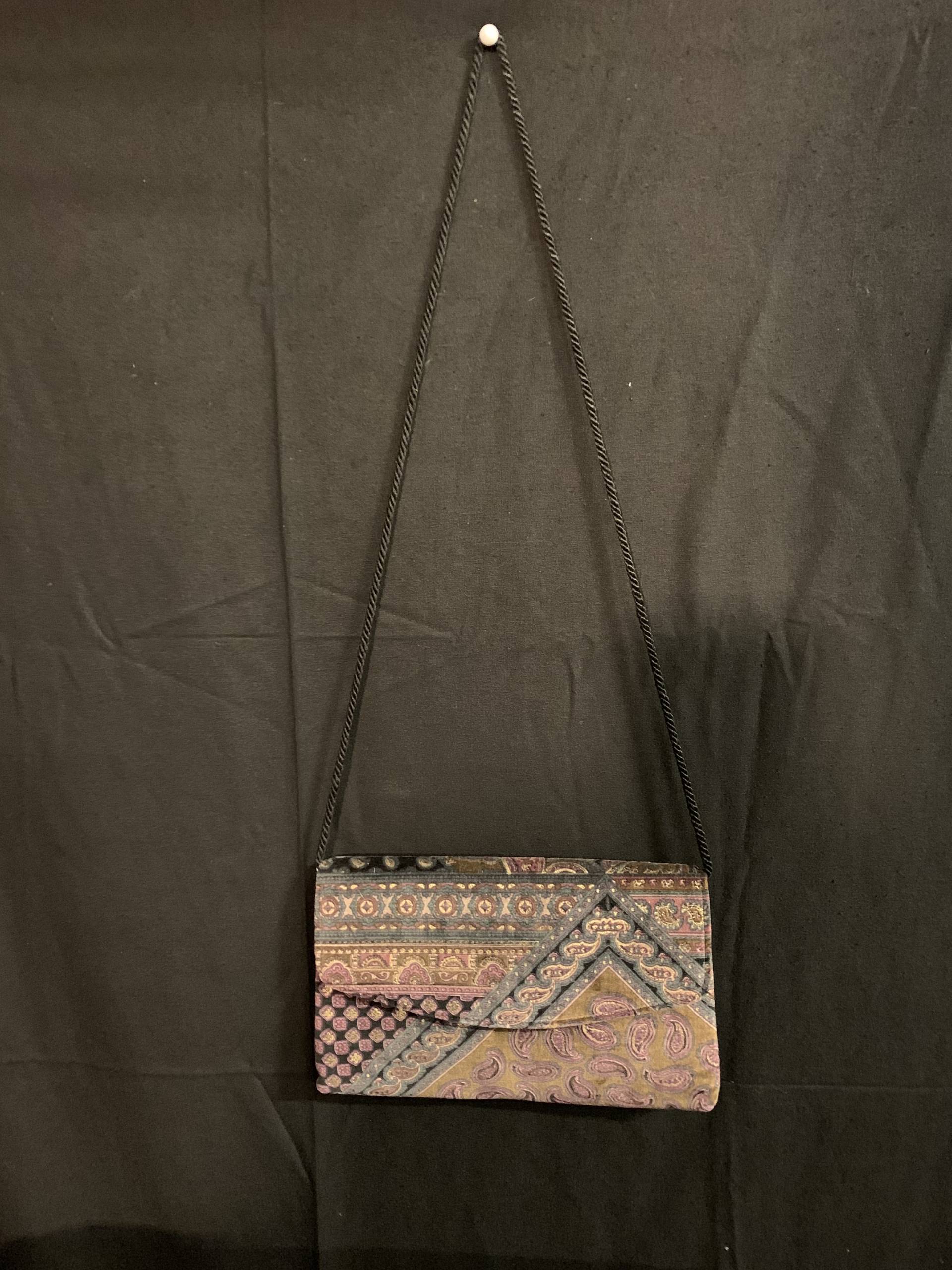 Vintage 1980 Pastell Paisley Riot Teppich Plüsch Kupplung Geldbörse Mit Weichen Seil Schultergurt von TimeWarpLLC