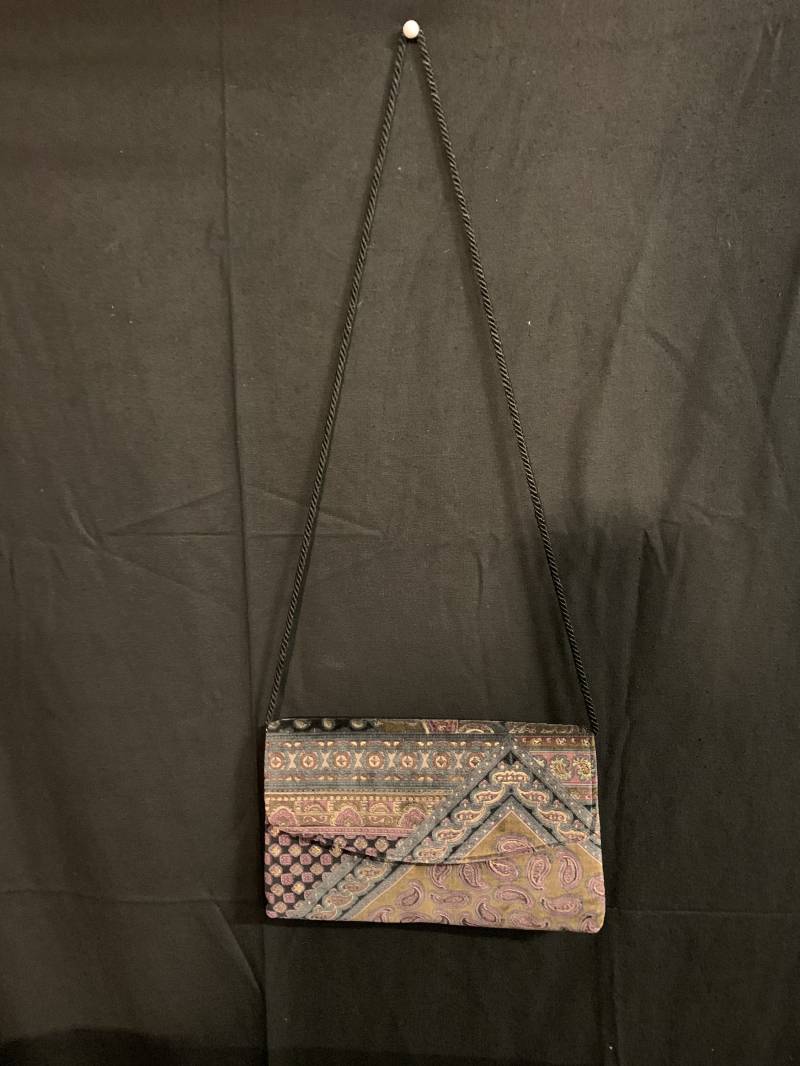 Vintage 1980 Pastell Paisley Riot Teppich Plüsch Kupplung Geldbörse Mit Weichen Seil Schultergurt von TimeWarpLLC