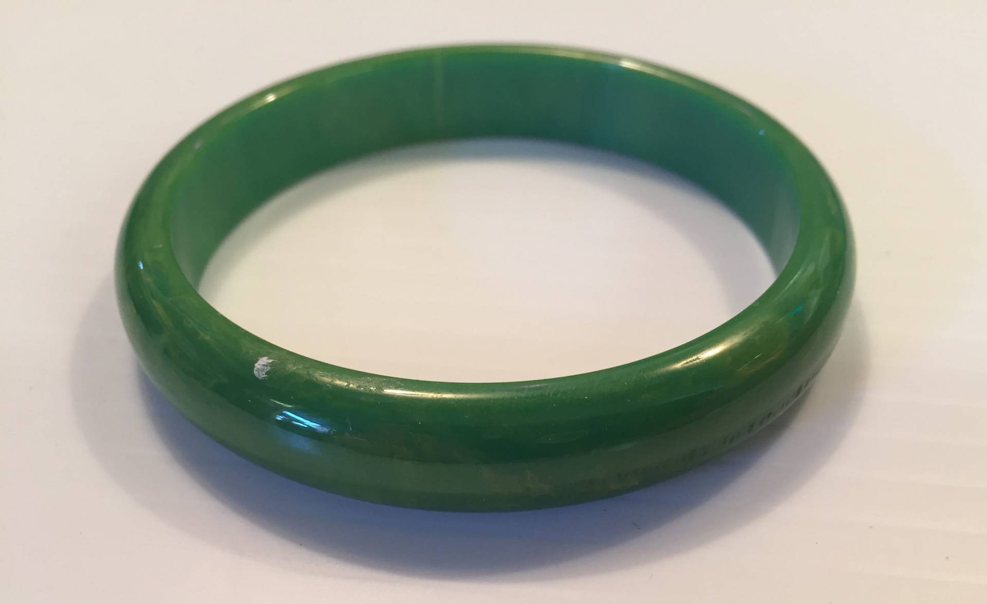 Vintage Dünner Grüner & Hellgelber Wirbel Bakelit Armreif von TimeWarpLLC