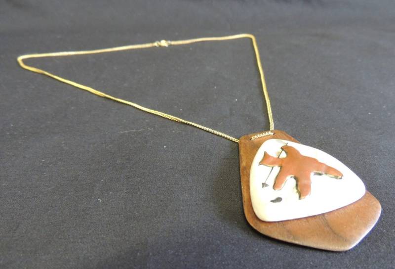Vintage Handgefertigt in Kanada Holz & Keramik Bemalt Freiform Charmehalskette Goldtone von TimeWarpLLC