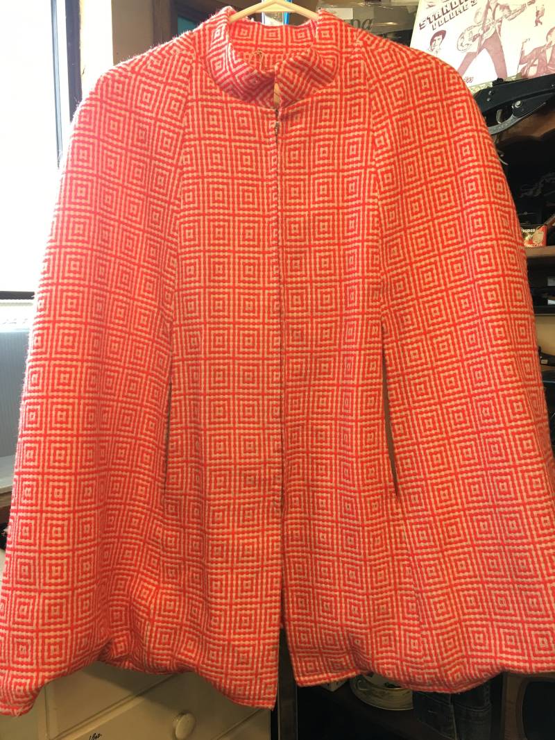 Vintage Retro 1970 Rot Quadrat Print Cape W/Armlöcher von TimeWarpLLC