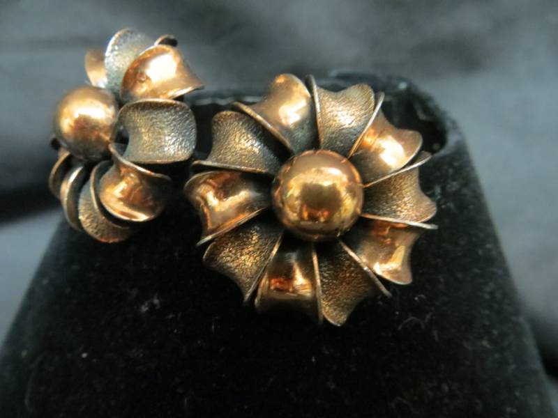 Vintage Retro Blume Daisy Metall Kupfer Steampunk Ohrringe Clip Große Strukturierte Patina von TimeWarpLLC