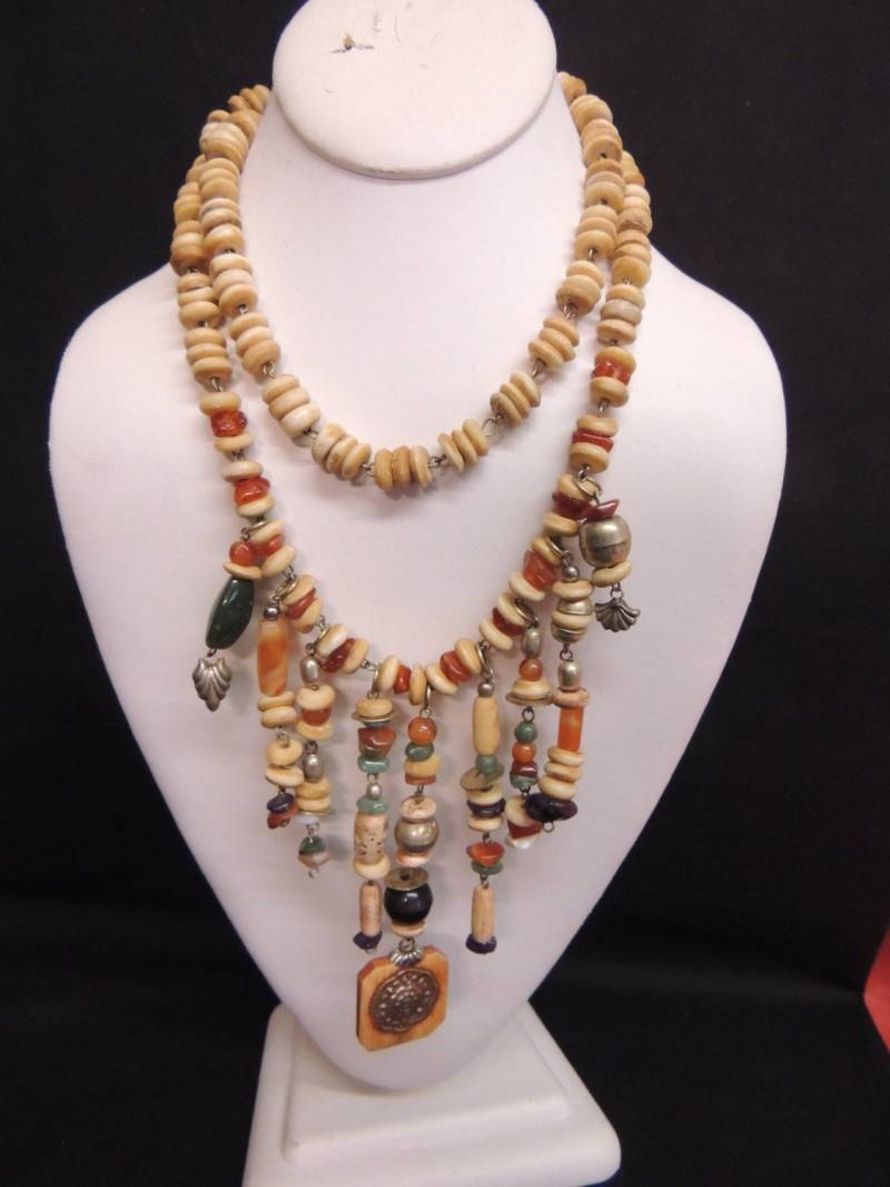 Weinlese-Doppelstrang Perlenkette Aussage Mit Totenkopfperlen Und Natursteine von TimeWarpLLC