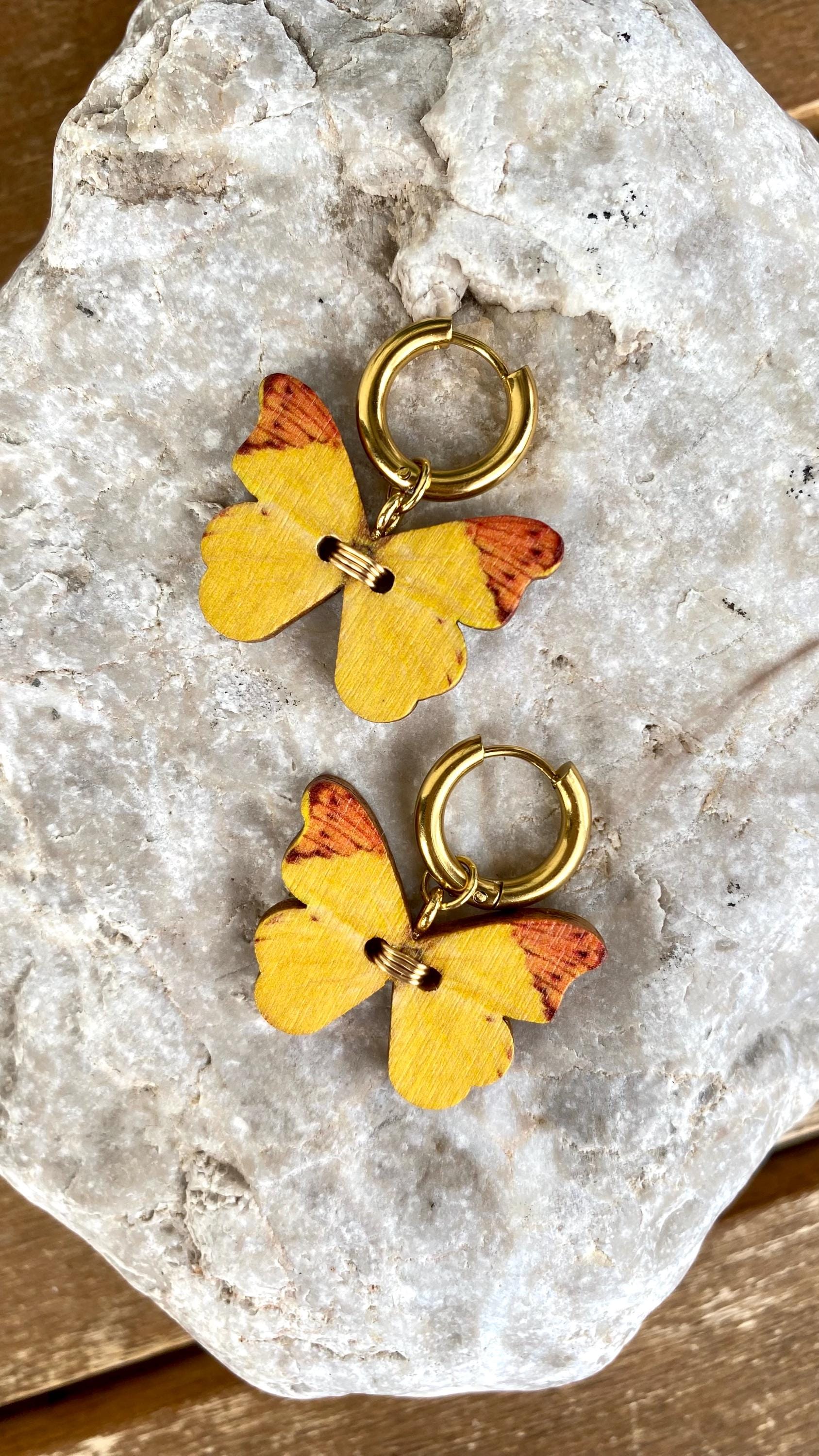 Gelbe Schmetterling Ohrringe - Holz Creolen Gold Boho Statement Schmuck Handmade Sommer Accessoire Geschenkidee Damen Witchy Look von TimelessCraftMoment