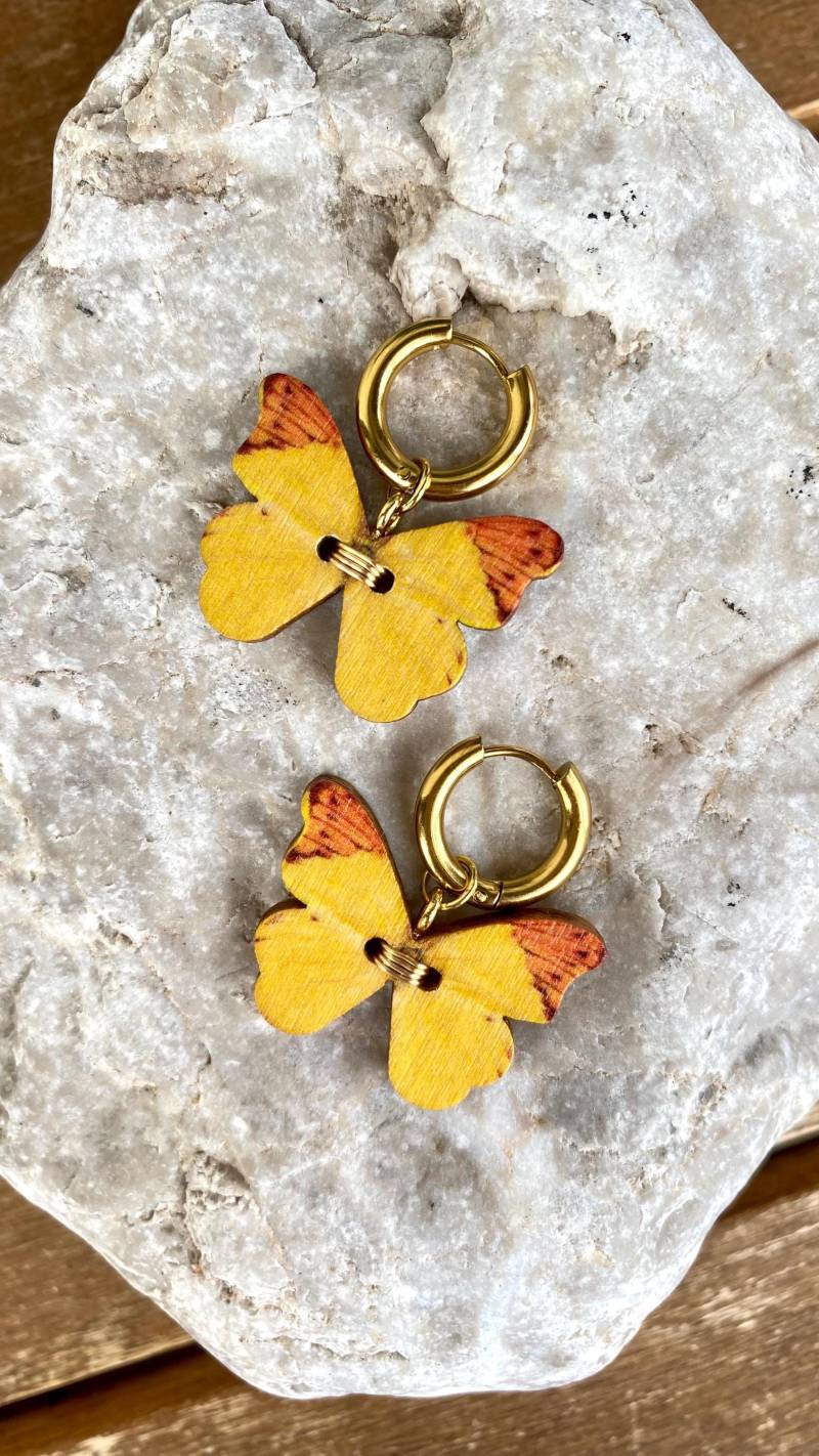 Gelbe Schmetterling Ohrringe - Holz Creolen Gold Boho Statement Schmuck Handmade Sommer Accessoire Geschenkidee Damen Witchy Look von TimelessCraftMoment