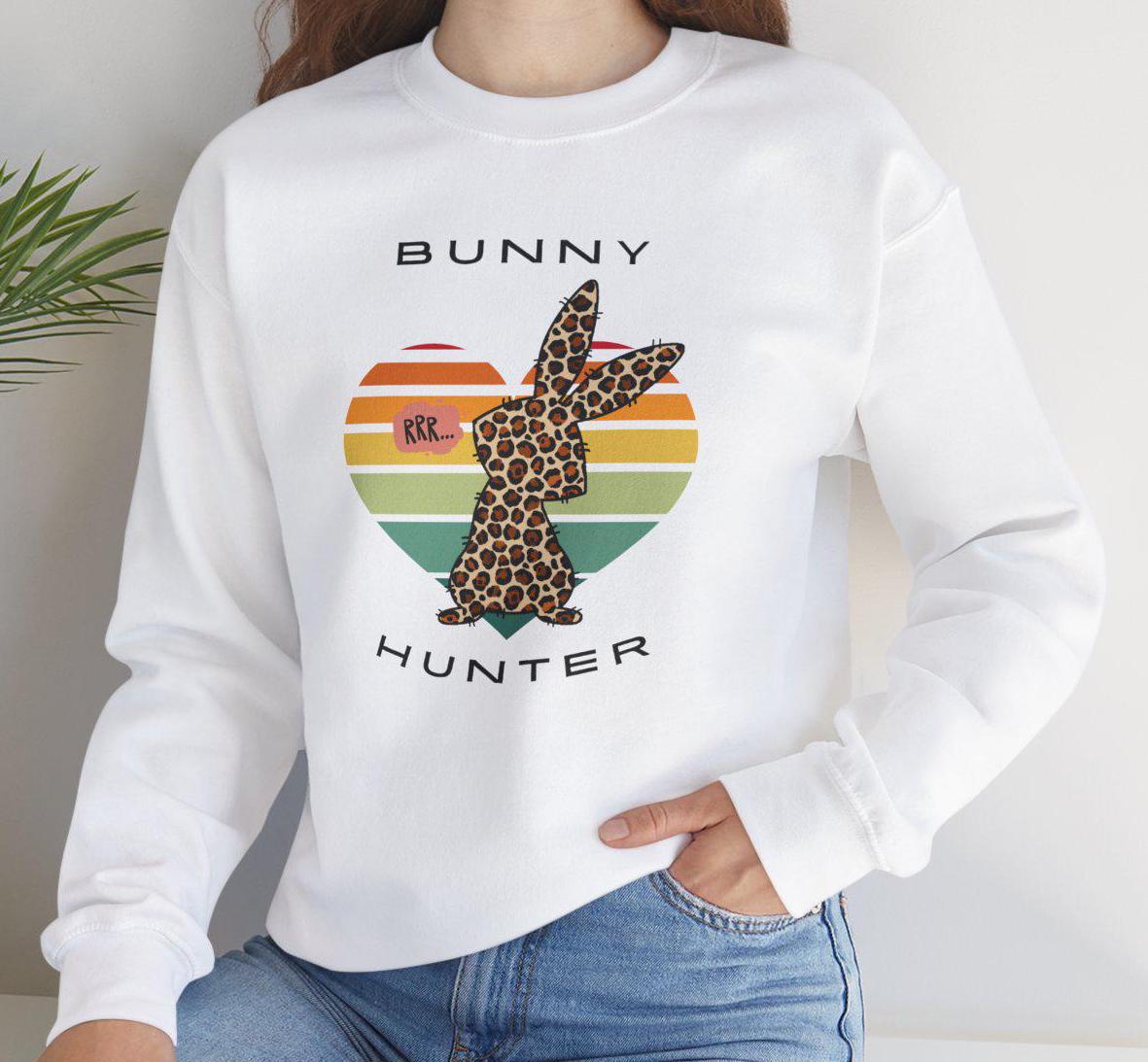 Bunny Hunter Sweatshirt - Hase Mit Leoparden Muster, Perfekt Für Ostern, Entspannte Passform, Süße Geschenkidee, Trendiges Outfit Bunny Hunter Sweatshirt - Hase Mit Leoparden Muster, Perfekt Für Ostern, Entspannte Passform, Süße Geschenkidee, Trendiges Outfit von TimelessLuckyDesign