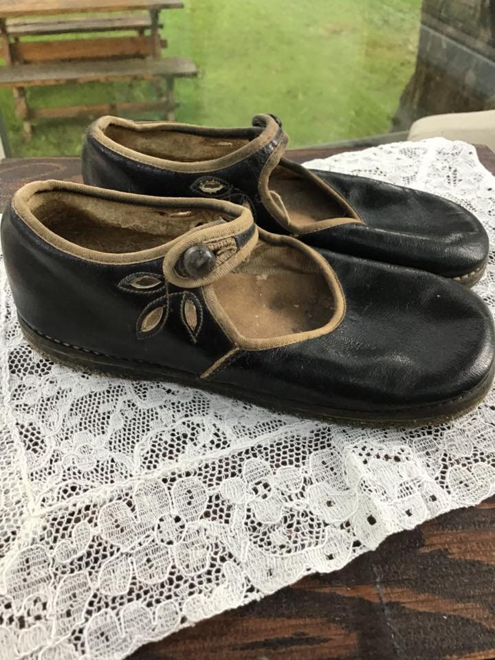 Edwardian 1920Er 1930Er Art Deco Mädchen Dunkel Schwarze Lederschuhe Mary Jane Stil Mit Schuhknöpfen Cutout Design An Den Seiten Verkauft Wie Ist von TimelessTreasuresVCB