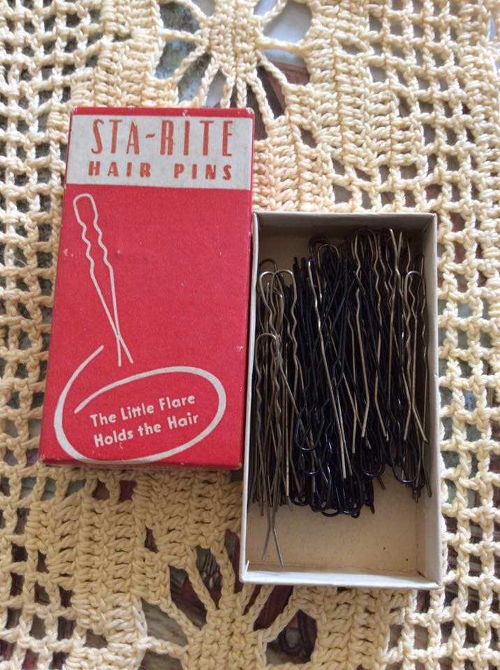 Jahrgang 1940Er Jahre Haar Bobby Pins Sta-Rite "Kleine Fackel Hält Das Haar" Schwarz & Unsichtbar Größe 1 7/8" Kommt in Originalverpackung von TimelessTreasuresVCB