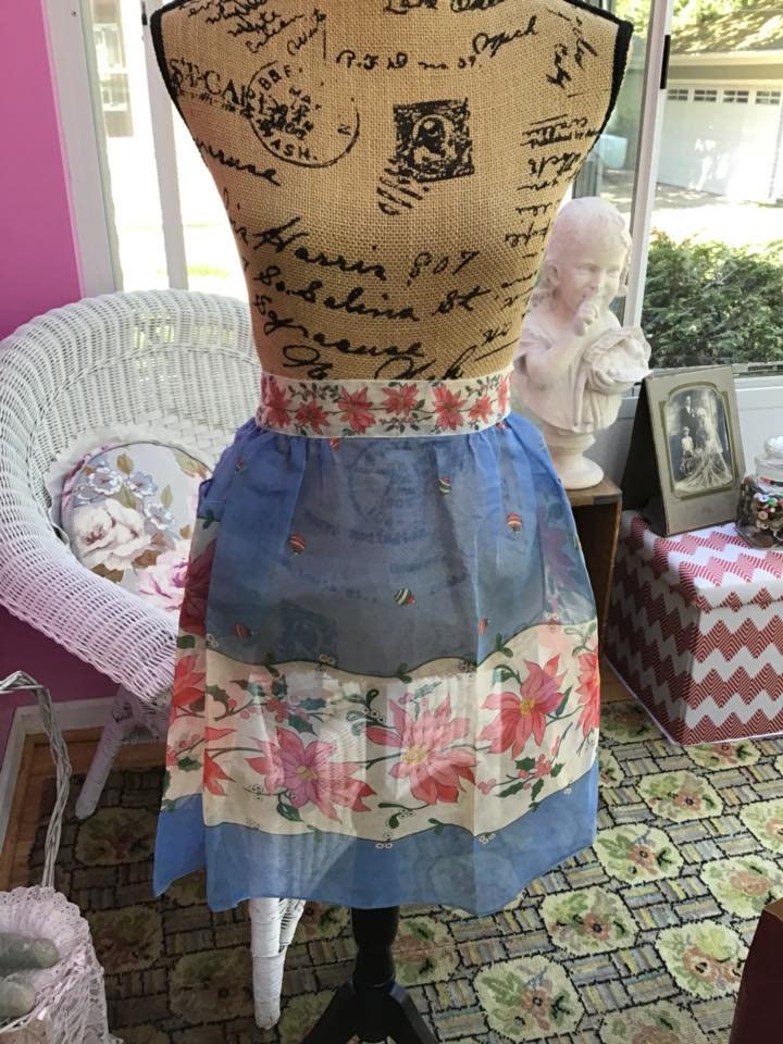 Jahrgang 1940S 1950S Schürze Hellblau Mit Blumen Schiere Organza Mischung Zwei Fronttaschen Küche Sammler Erinnerungsstücke Jahrgang 1940S 1950S Schürze Hellblau Mit Blumen Schiere Organza Mischung Zwei Fronttaschen Küche Sammler Erinnerungsstücke von TimelessTreasuresVCB