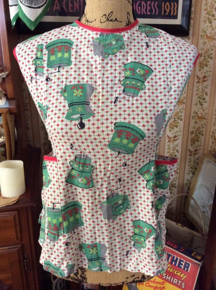 Jahrgang 1940S 1950S Schürze Kaffeemühlen Muster/Thema Kleine Mädchen Größe Baumwolle Home Küche Dekorative Tragbare Sammlerobjekt Jahrgang 1940S 1950S Schürze Kaffeemühlen Muster/Thema Kleine Mädchen Größe Baumwolle Home Küche Dekorative Tragbare Sammlerobjekt von TimelessTreasuresVCB