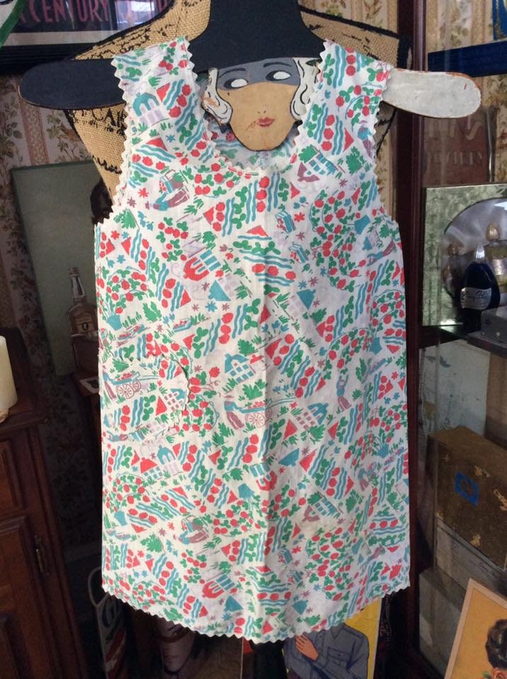 Jahrgang 1940S 1950S Schürze Voller Stil Kleine Mädchen Größe Baumwolle Stoff Blumen Mann W/Blume Warenkorb Häuser Muster Tragbar Dekoratives Jahrgang 1940S 1950S Schürze Voller Stil Kleine Mädchen Größe Baumwolle Stoff Blumen Mann W/Blume Warenkorb Häuser Muster Tragbar Dekoratives von TimelessTreasuresVCB