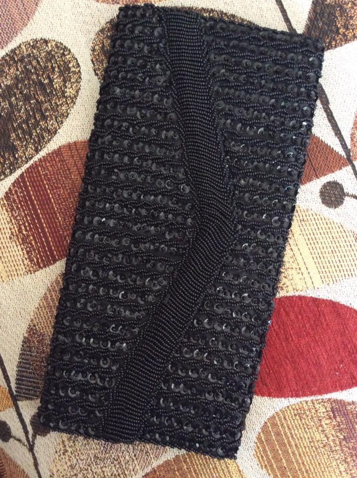 Jahrgang 1950S 1960S Clutch Abendtasche Cocktail Hand Tiefdunkles Schwarz Perlen Und Pailletten-Maker Tag Lautet Richere Made in Hong Kong von TimelessTreasuresVCB