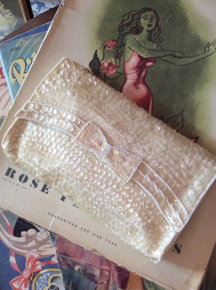 Jahrgang 1950S 1960S Handtasche Abend Braut Urlaub Perlglanz Rosa Und Klaren Pailletten Schleife Verzierung Auf Der Vorderseite von TimelessTreasuresVCB