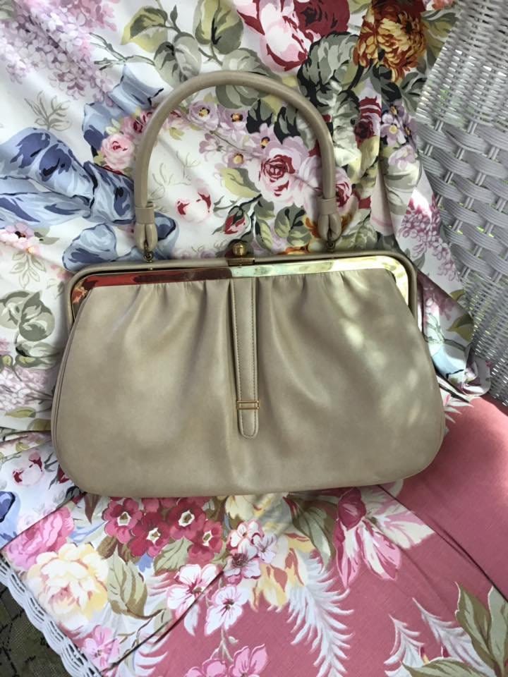 Jahrgang 1960 Handtasche Garay Licht Beige Faux/Fake Leder Hat Ein Top Griff Ist Stoff Gefüttert von TimelessTreasuresVCB