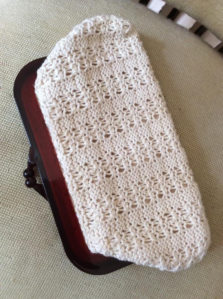 Jahrgang 1970 Kupplung Hand Tasche Geldbörse Aus Weiß Häkeln Malzbier Farbe Lucite Rahmen Made in Hong Kong von TimelessTreasuresVCB