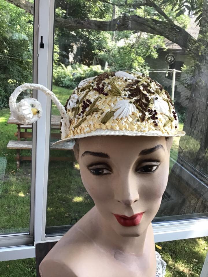 Vintage 1950Er Jahre Hut Kleine Bee/Bug Mit Augen Und Flügeln Schmückt Den Auf Einer Blume Stamm Aus Cellophan Stroh/Perlen/Samt Schöne Futter von TimelessTreasuresVCB