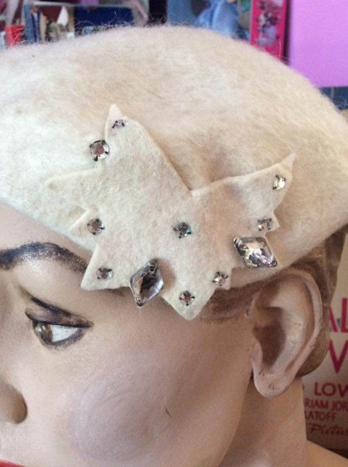 Vintage 1950Er Jahre Hut Off White Mit Strass Merrisene/Merrimac Hat Corp. Charming Lady Label | Lucy Style Hat Zustandsprobleme - Verkauft Wie Es von TimelessTreasuresVCB