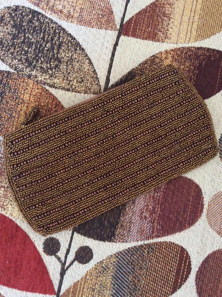 Vintage 1950S 1960S Kupplung Hand Abend Cocktail Tasche Geldbörse Kupfer Farbe Saatgut Und Runde Perlen Weichem Satin Futter Metall Reißverschluss von TimelessTreasuresVCB