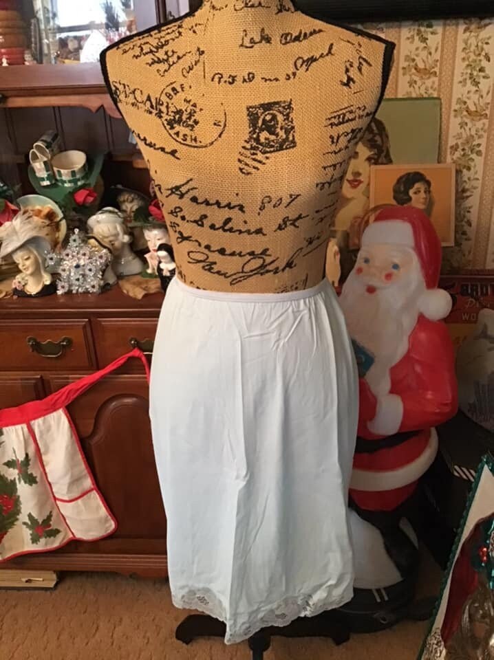 Vintage 1960Er 1970Er Slip Halbrock Unter Schlupf Lothringen Hellblau Farbe Getaggt Größe Medium von TimelessTreasuresVCB