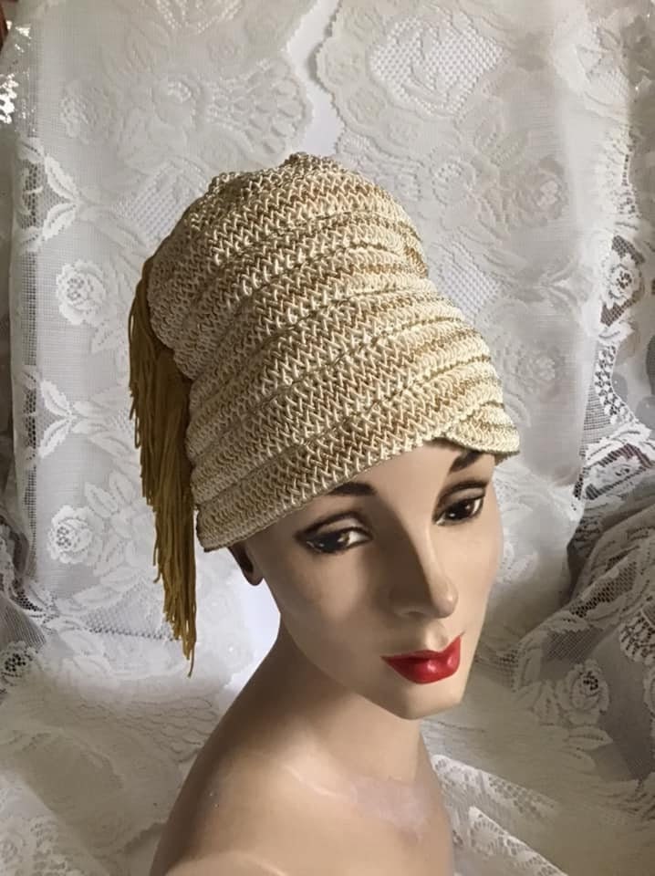 Vintage 1960Er Hut Im Turban-stil, Handgefertigt/Selbstgemacht, Weiß Mit Glitzernder Goldfarbe Und Fransen An Der Seite von TimelessTreasuresVCB