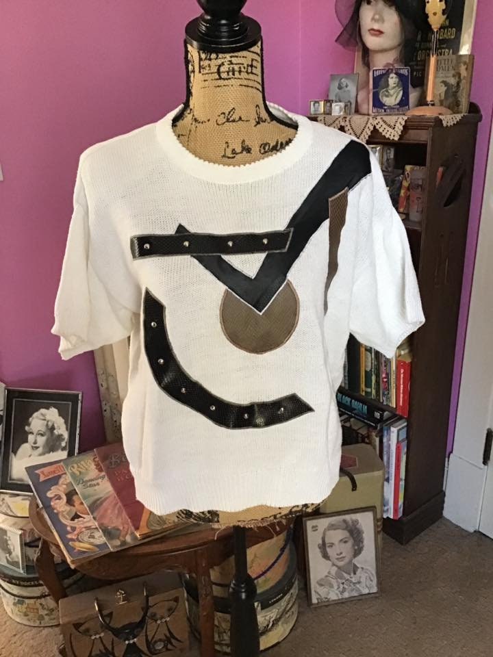 Vintage 1980 Es Sweater Donagain Off White With Faux/Fake Lizard Embossed Pattern Pieces Adorn The Front Sold As Is von TimelessTreasuresVCB
