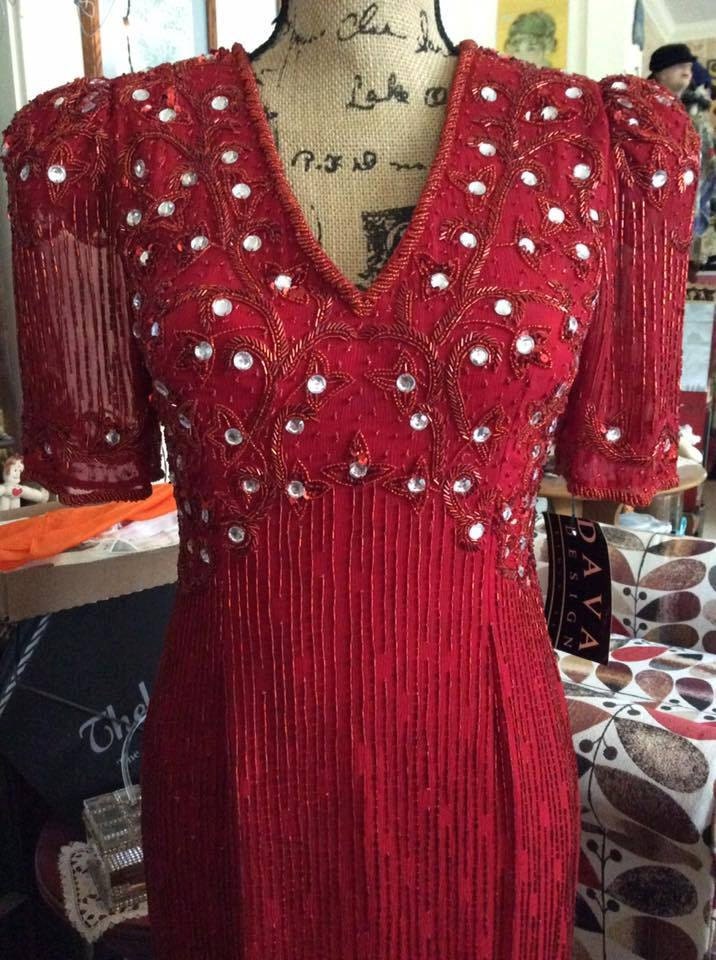 Vintage 1980Er Jahre Kleid Deadstock Mit Original Tags Rot Perlen Pailletten Handgewebt Reine Seide Garn Dava Design Nite Wellen Von Samir Suri Inc von TimelessTreasuresVCB