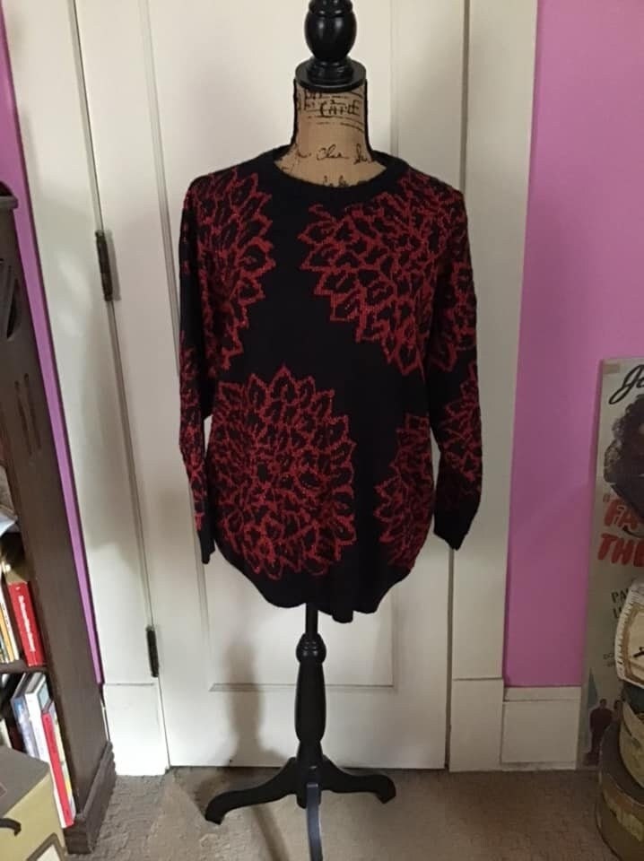 Vintage 1980Er Pullover Schwarz Mit Rot Funkelnden Lurex Deutlich Anders 100% Acryl Getaggt Größe 20W von TimelessTreasuresVCB