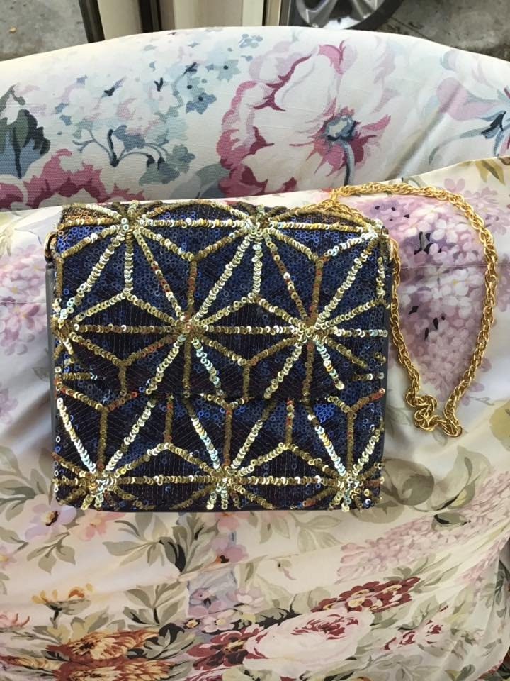 Vintage 1990Er Jahren Handtasche Schultertasche Blau Und Gold Pailletten in A Spinnennetz-Effekt Muster Kettenband Deux Lux Label Abendtasche von TimelessTreasuresVCB